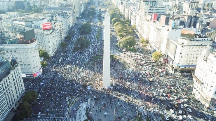 Miles de personas protestaron contra el gobierno nacional